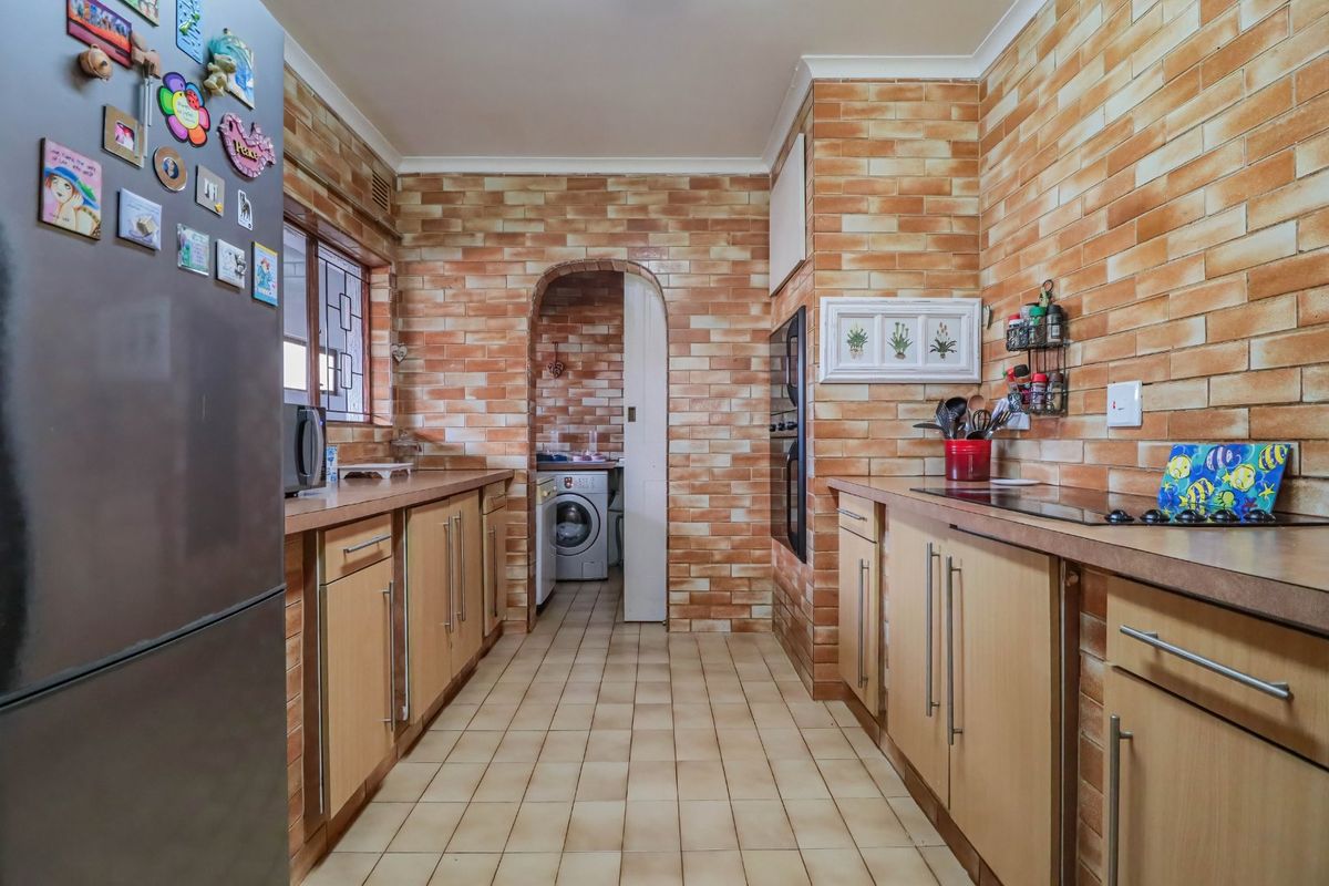 Spacious Family Home in a Prime Location - Photo 5