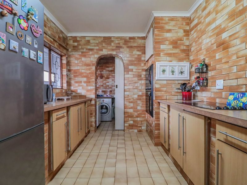 Spacious Family Home in a Prime Location - Photo 5