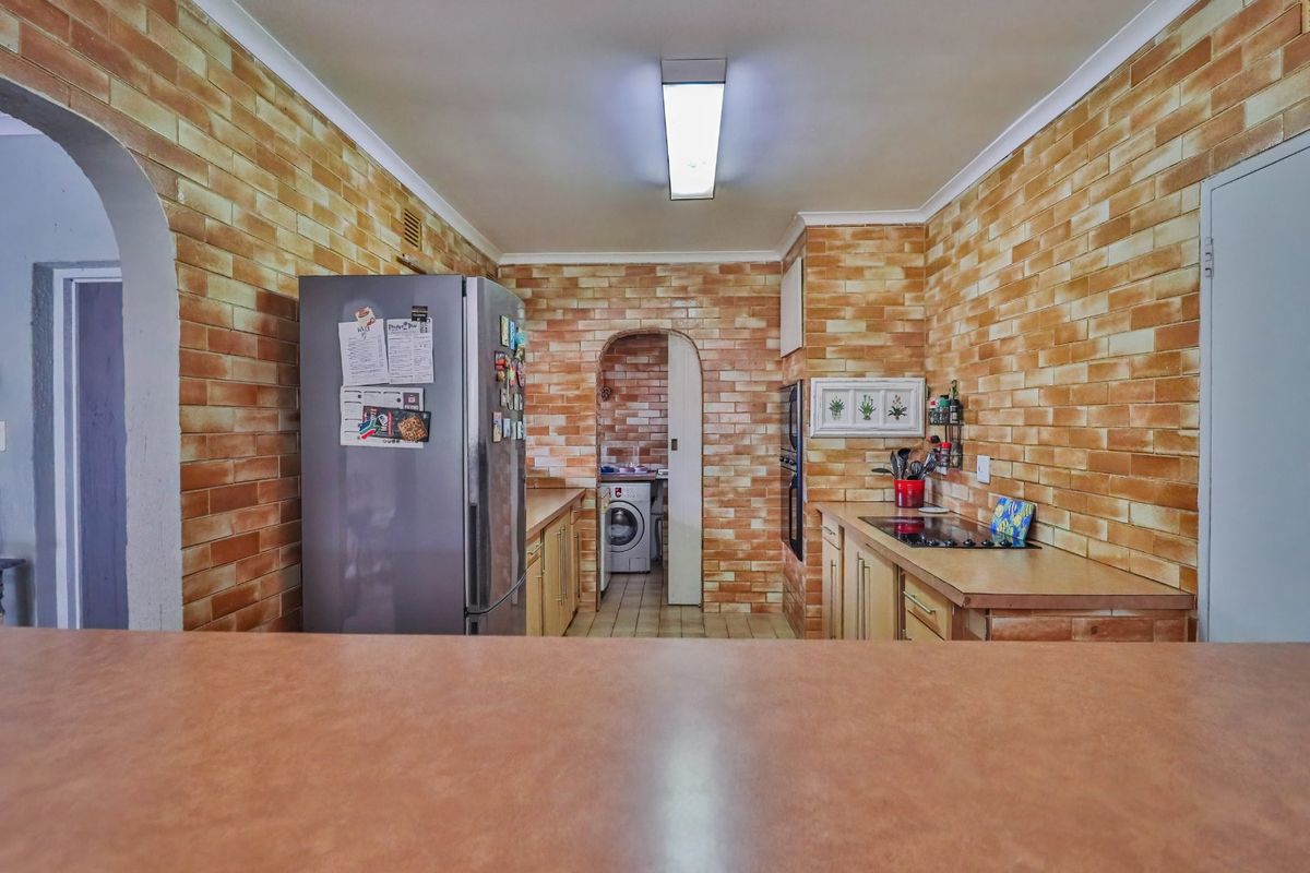 Spacious Family Home in a Prime Location - Photo 4