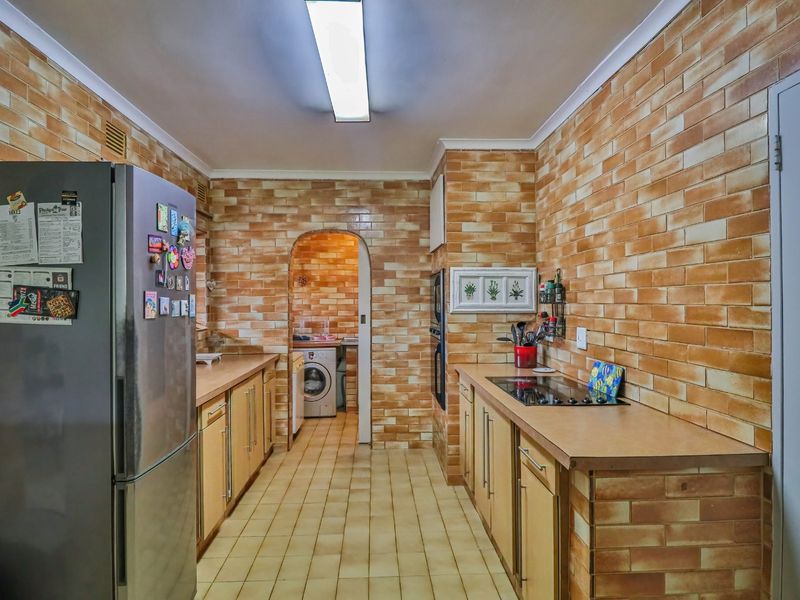 Spacious Family Home in a Prime Location - Photo 8