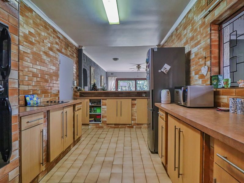 Spacious Family Home in a Prime Location - Photo 7