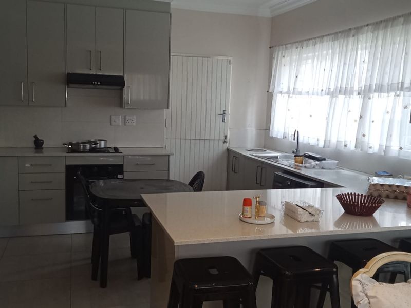 Stunning 3-Bedroom Family Home for Sale in Norkem Park - Photo 5