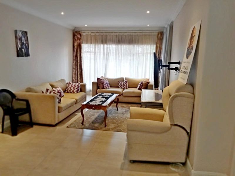 Stunning 3-Bedroom Family Home for Sale in Norkem Park - Photo 2