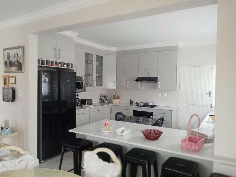 Stunning 3-Bedroom Family Home for Sale in Norkem Park - Photo 9