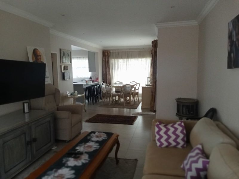 Stunning 3-Bedroom Family Home for Sale in Norkem Park - Photo 7