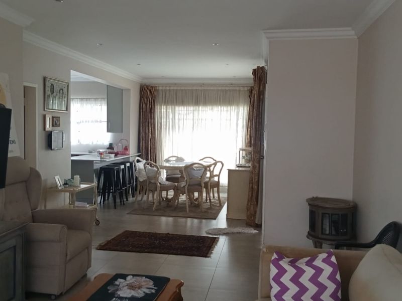 Stunning 3-Bedroom Family Home for Sale in Norkem Park - Photo 6