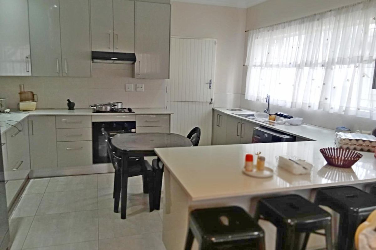 Stunning 3-Bedroom Family Home for Sale in Norkem Park - Photo 4