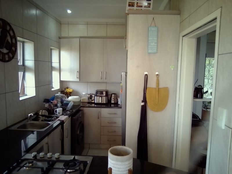 South Coast Apartment with seaviews from each window - Photo 7