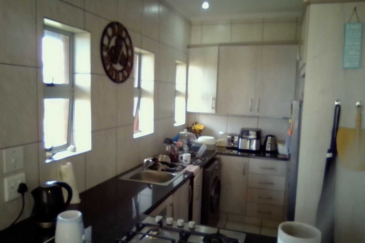 South Coast Apartment with seaviews from each window - Photo 5