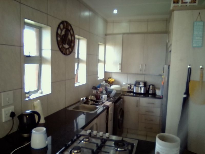 South Coast Apartment with seaviews from each window - Photo 5