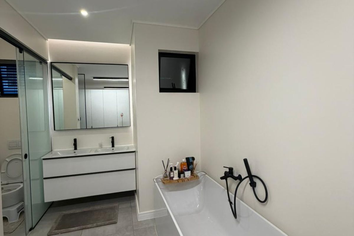Executive Luxury Fully Furnished 3 Bed, 3 Bath Apartment  - Photo 4
