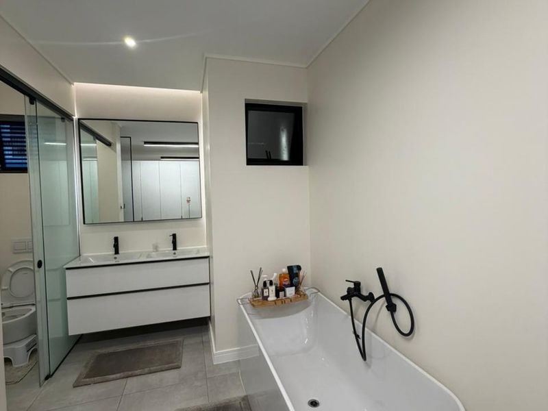 Executive Luxury Fully Furnished 3 Bed, 3 Bath Apartment  - Photo 4