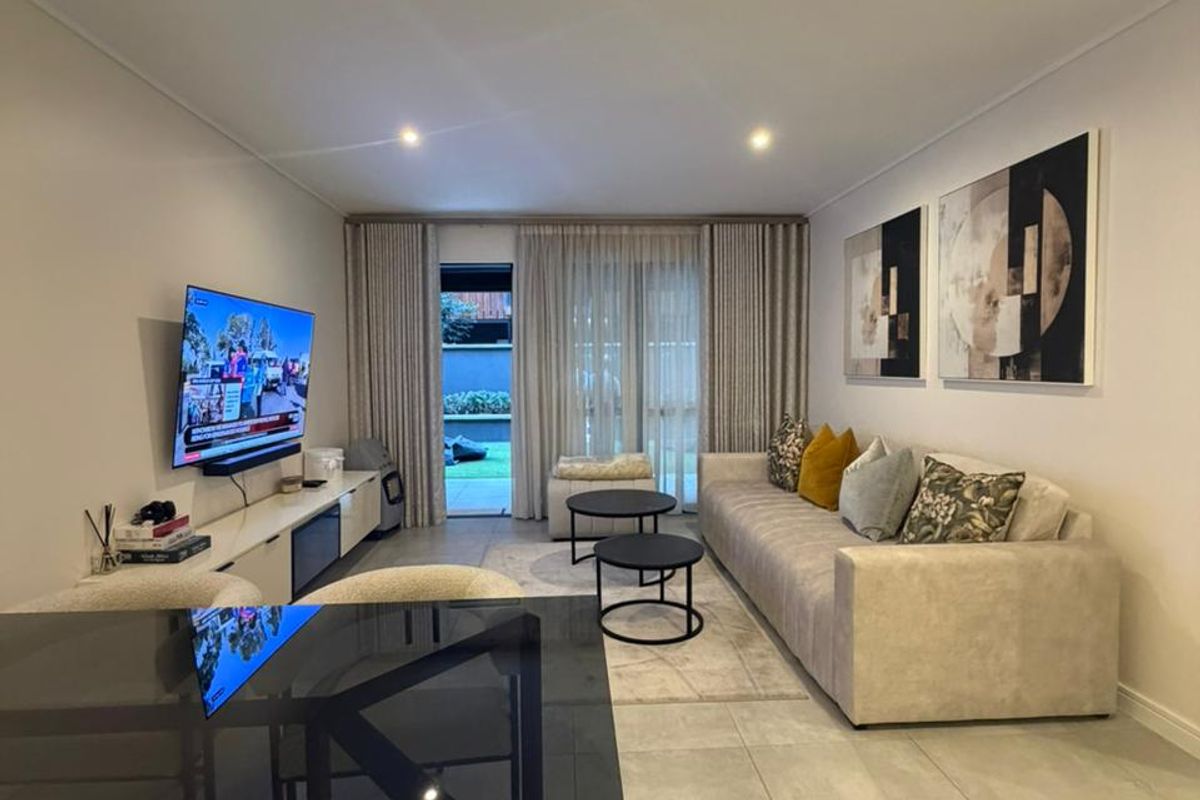 Executive Luxury Fully Furnished 3 Bed, 3 Bath Apartment  - Photo 5