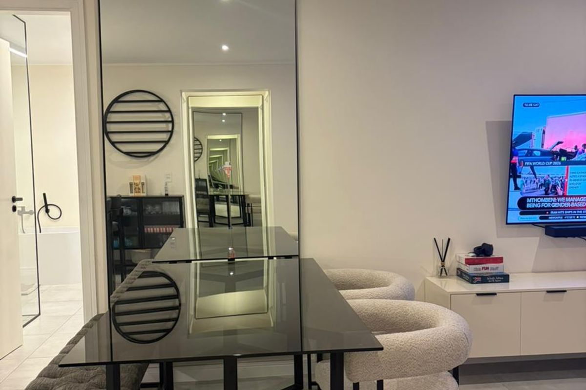 Executive Luxury Fully Furnished 3 Bed, 3 Bath Apartment  - Photo 2
