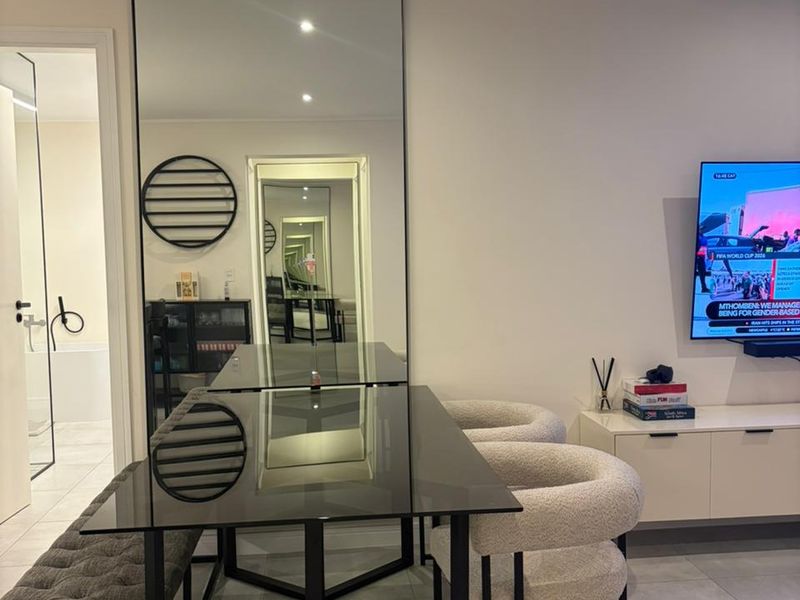 Executive Luxury Fully Furnished 3 Bed, 3 Bath Apartment  - Photo 2