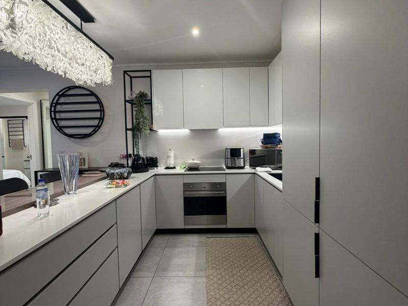 Executive Luxury Fully Furnished 3 Bed, 3 Bath Apartment  - Photo 9