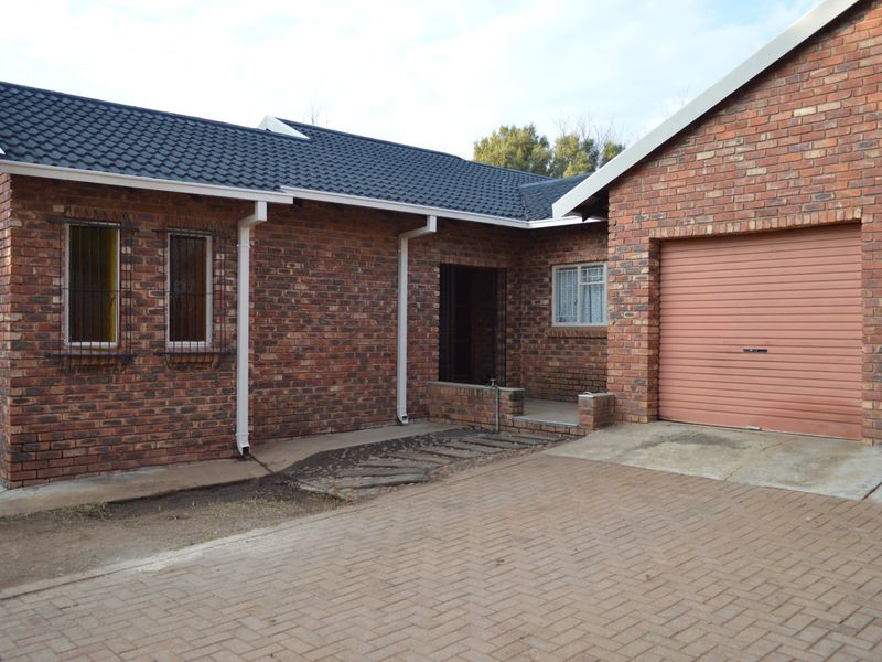 Freshly Renvoated Family Home to Rent in La Hoff  - Photo 2