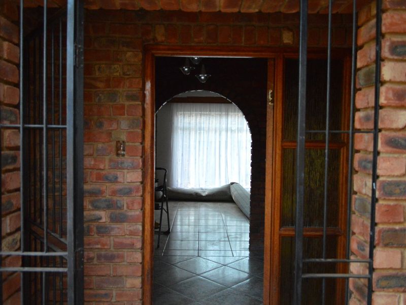 Freshly Renvoated Family Home to Rent in La Hoff  - Photo 4