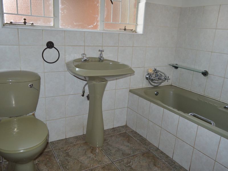 Freshly Renvoated Family Home to Rent in La Hoff  - Photo 10