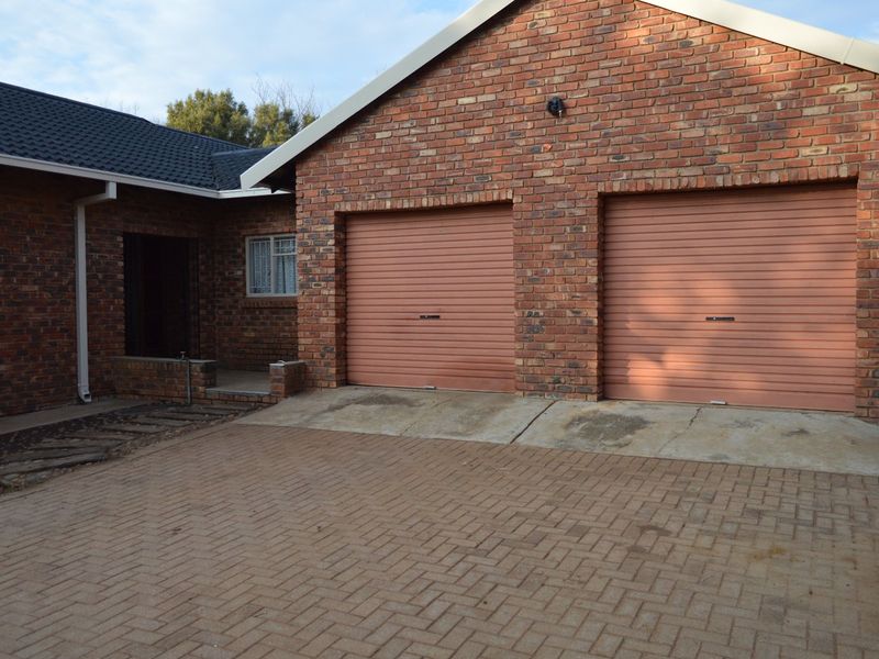 Freshly Renvoated Family Home to Rent in La Hoff  - Photo 1