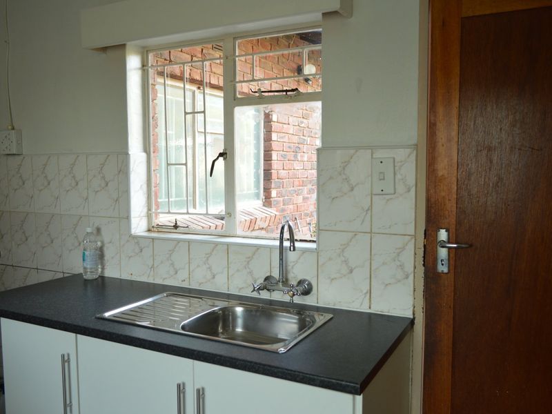 Freshly Renvoated Family Home to Rent in La Hoff  - Photo 9