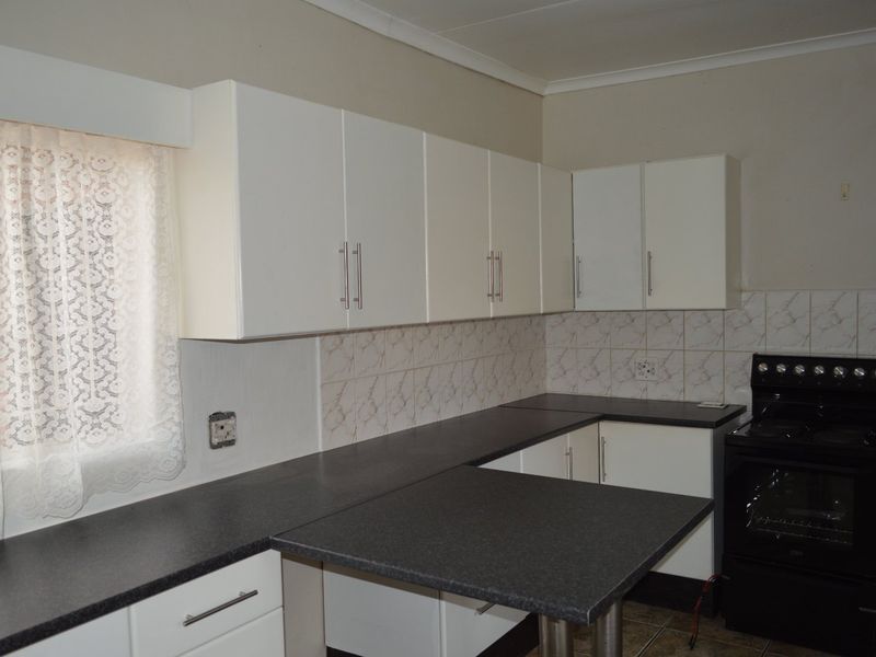 Freshly Renvoated Family Home to Rent in La Hoff  - Photo 7