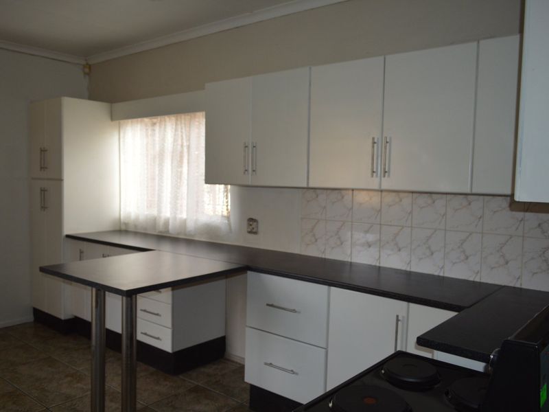 Freshly Renvoated Family Home to Rent in La Hoff  - Photo 8