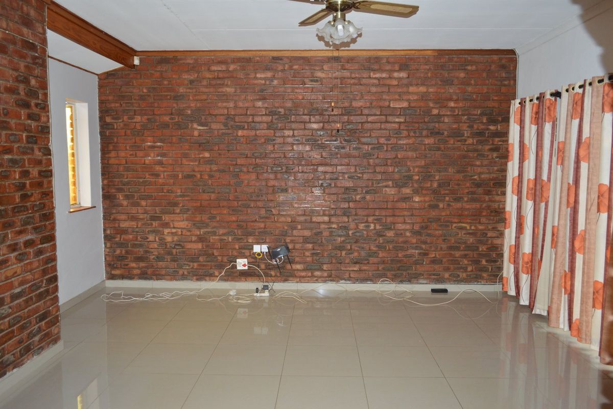 Freshly Renvoated Family Home to Rent in La Hoff  - Photo 5