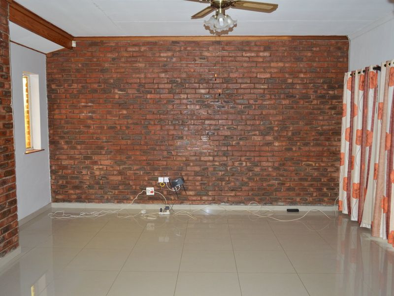 Freshly Renvoated Family Home to Rent in La Hoff  - Photo 5