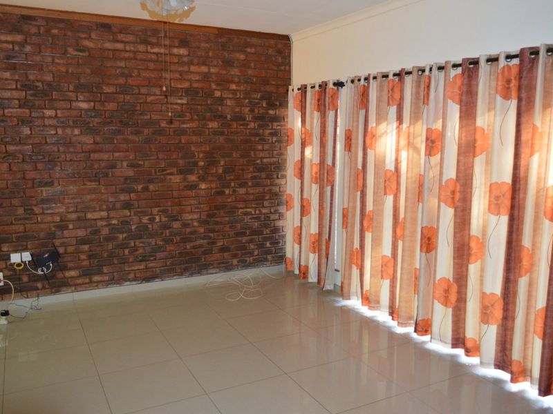 Freshly Renvoated Family Home to Rent in La Hoff  - Photo 6
