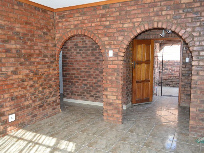 Freshly Renvoated Family Home to Rent in La Hoff  - Photo 10