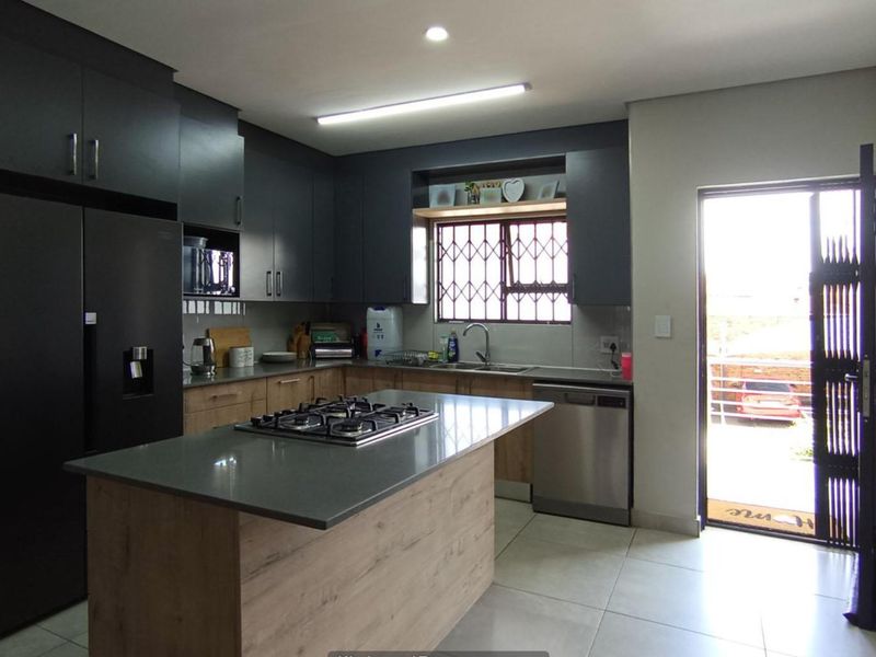 2 Bedroom Apartment / Flat for Sale in Die Hoewes - Photo 4