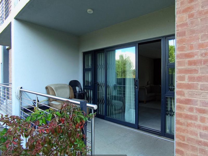 2 Bedroom Apartment / Flat for Sale in Die Hoewes - Photo 9