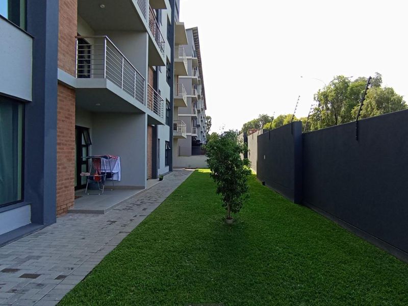 2 Bedroom Apartment / Flat for Sale in Die Hoewes - Photo 8