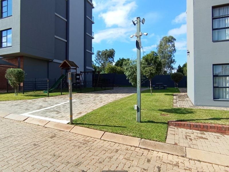 2 Bedroom Apartment / Flat for Sale in Die Hoewes - Photo 7