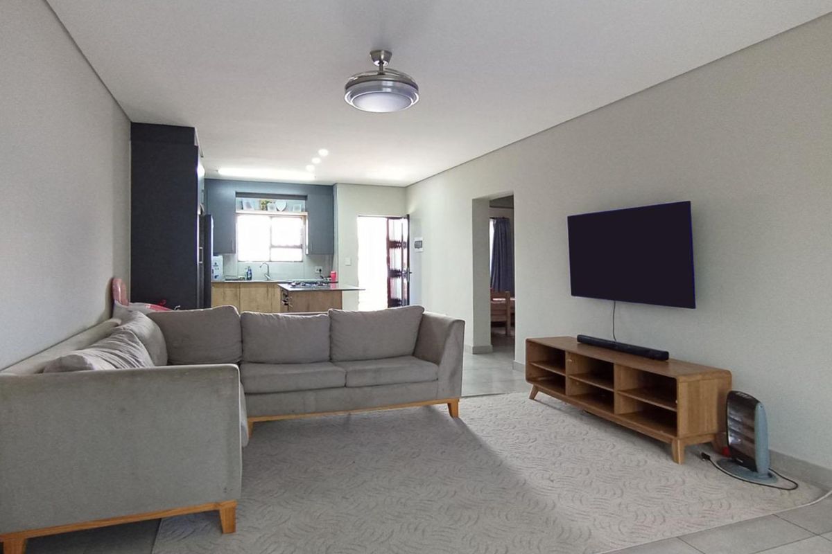 2 Bedroom Apartment / Flat for Sale in Die Hoewes - Photo 2