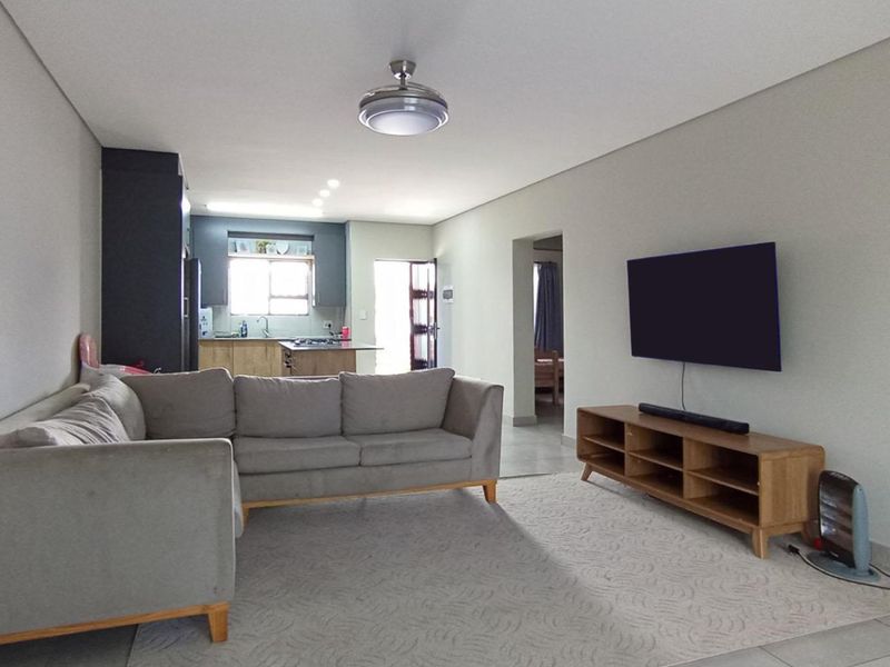 2 Bedroom Apartment / Flat for Sale in Die Hoewes - Photo 2