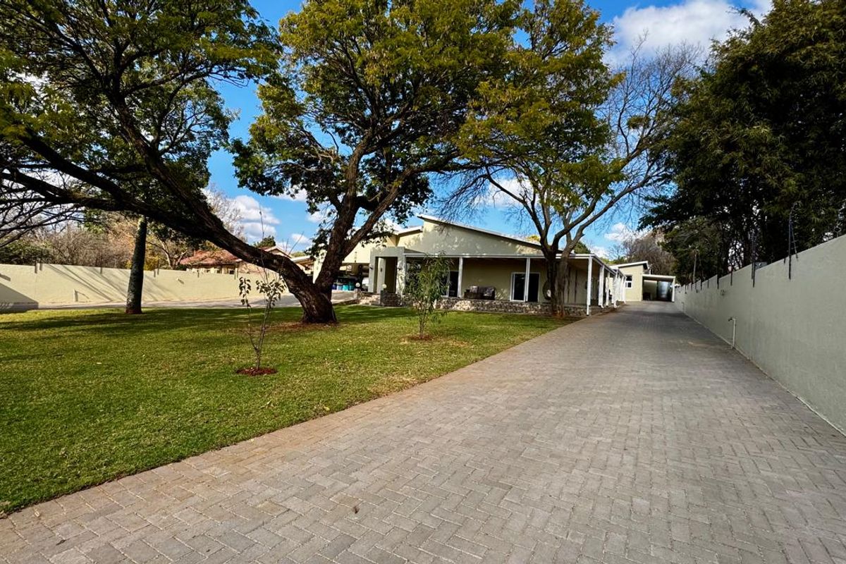 4 bedroom 4 bathroom + flatlet + borehole + solar ext...  - Photo 3