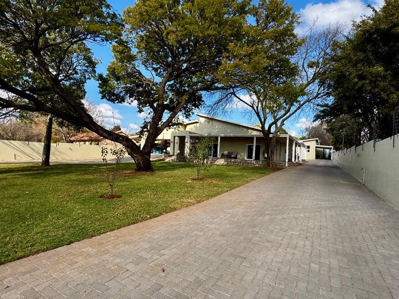 4 bedroom 4 bathroom + flatlet + borehole + solar ext...  - Photo 3
