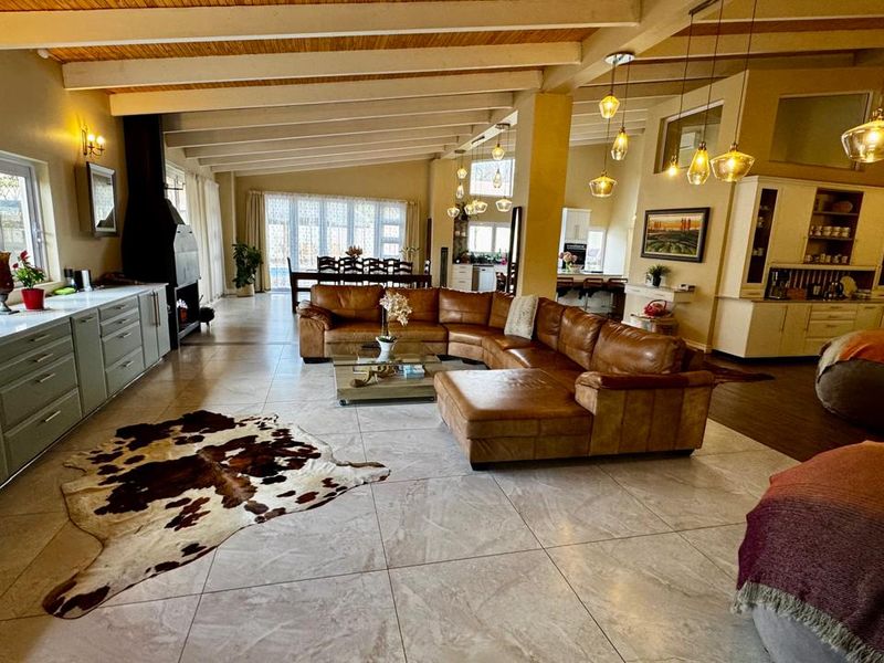 4 bedroom 4 bathroom + flatlet + borehole + solar ext...  - Photo 10