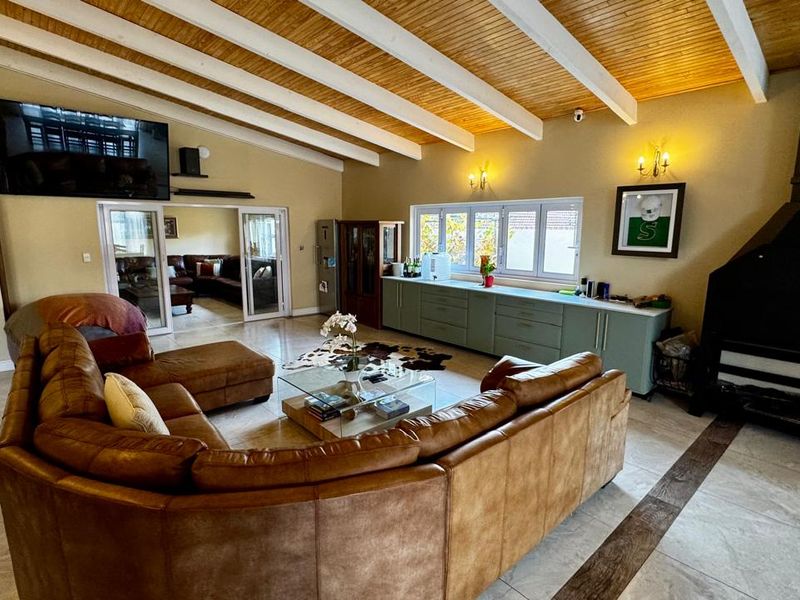 4 bedroom 4 bathroom + flatlet + borehole + solar ext...  - Photo 8