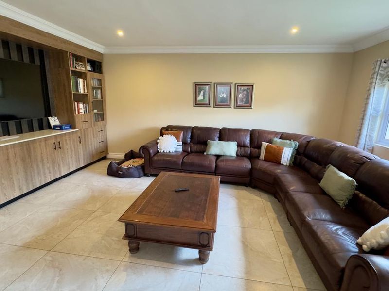 4 bedroom 4 bathroom + flatlet + borehole + solar ext...  - Photo 6