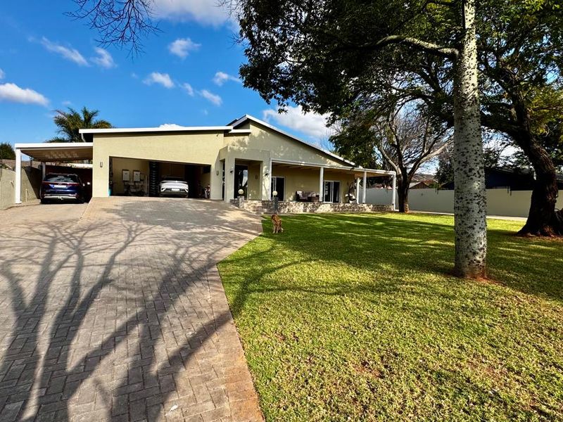 4 bedroom 4 bathroom + flatlet + borehole + solar ext...  - Photo 1