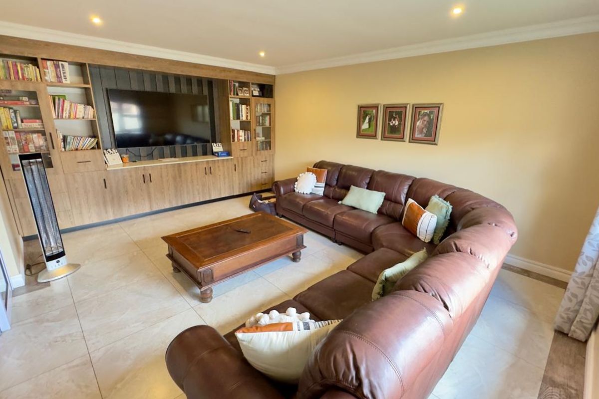 4 bedroom 4 bathroom + flatlet + borehole + solar ext...  - Photo 5