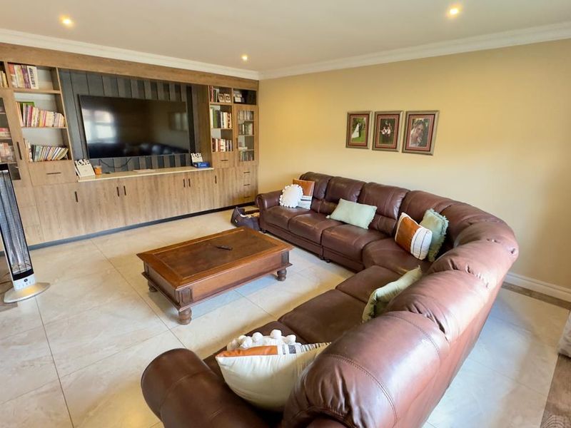 4 bedroom 4 bathroom + flatlet + borehole + solar ext...  - Photo 5