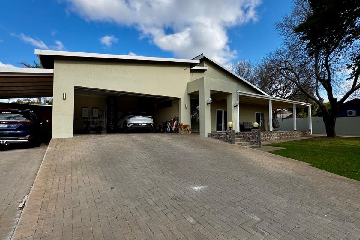 4 bedroom 4 bathroom + flatlet + borehole + solar ext...  - Photo 2