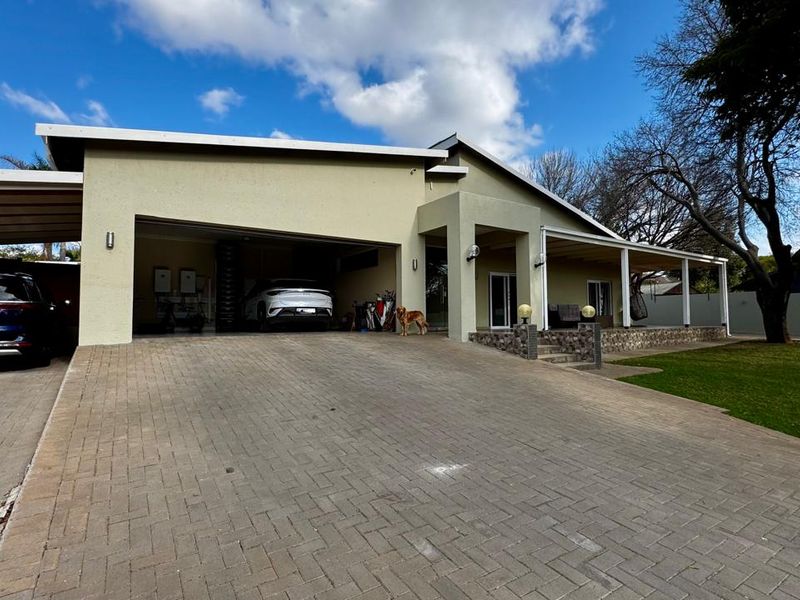 4 bedroom 4 bathroom + flatlet + borehole + solar ext...  - Photo 2
