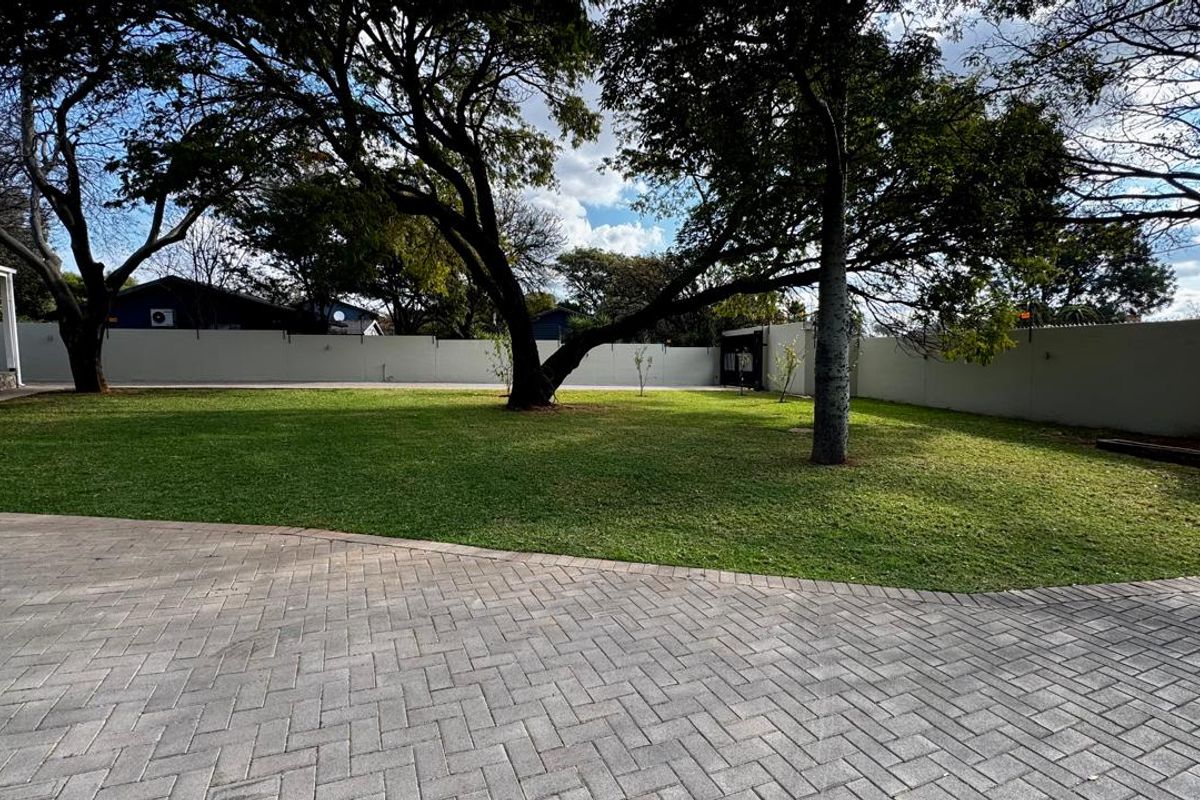 4 bedroom 4 bathroom + flatlet + borehole + solar ext...  - Photo 4