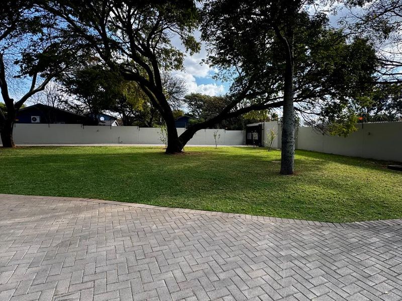 4 bedroom 4 bathroom + flatlet + borehole + solar ext...  - Photo 4