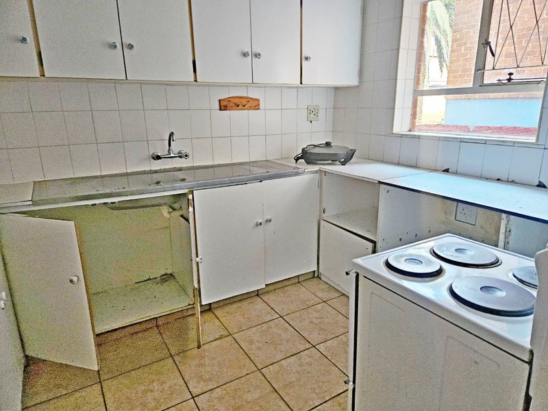 Charming 2 Bedroom Ground Floor Apartment for Sale in Kempton Park - Photo 3